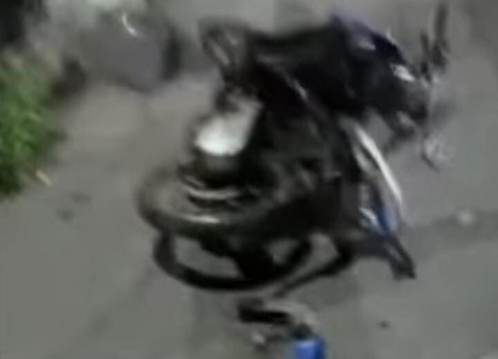 Motor yang diduga milik para gangster yang bikin onar di Babatan, Surabaya (Istimewa/ surabayakabarmetro.com)