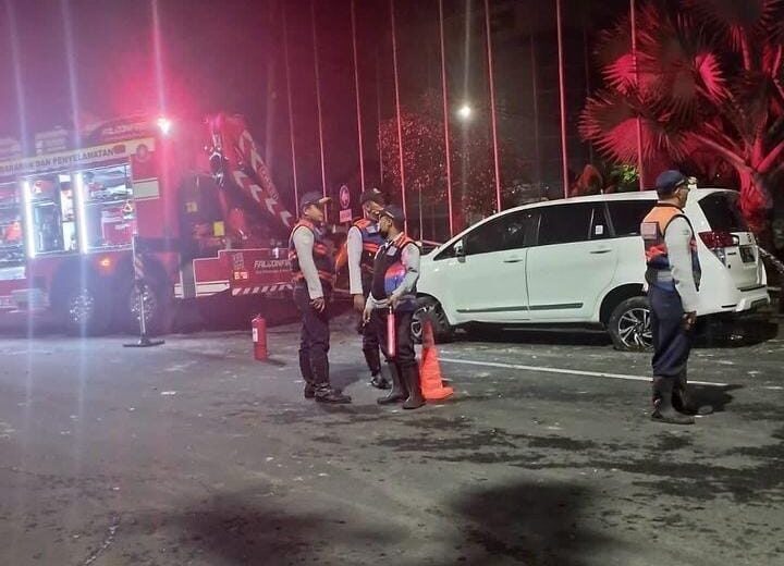 Petugas mengevakuasi mobil yang terlibat kecelakaan di Surabaya (call112/ surabayakabarmetro.com)