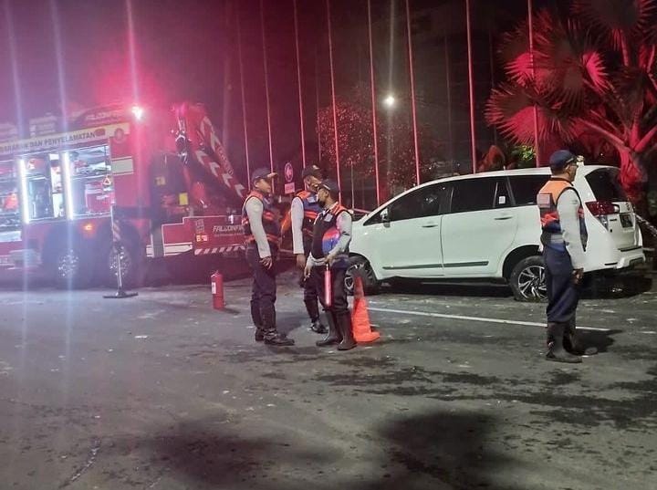 Petugas mengevakuasi mobil yang terlibat kecelakaan di Surabaya (call112/ surabayakabarmetro.com)