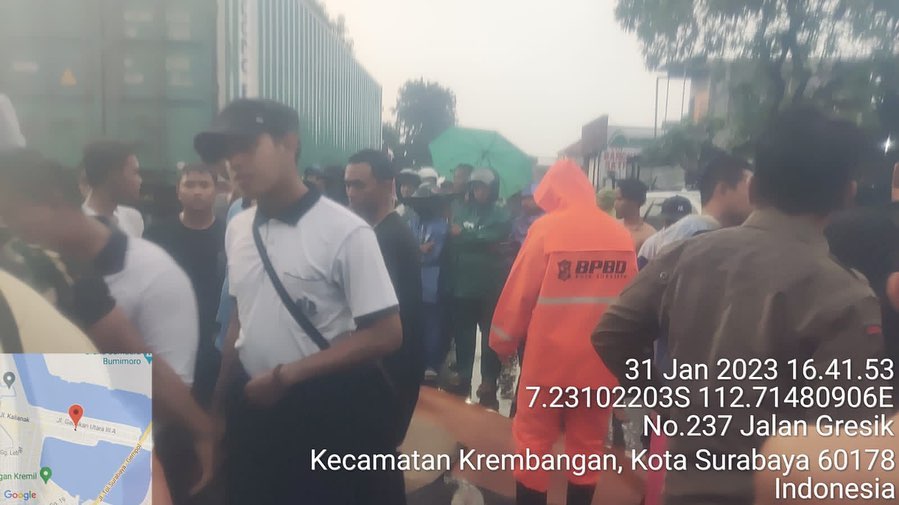 Proses evakuasi jenazah korban kecelakaan di Jalan Gresik Gadukan Utara, Surabaya (call112/ surabayakabarmetro.com)