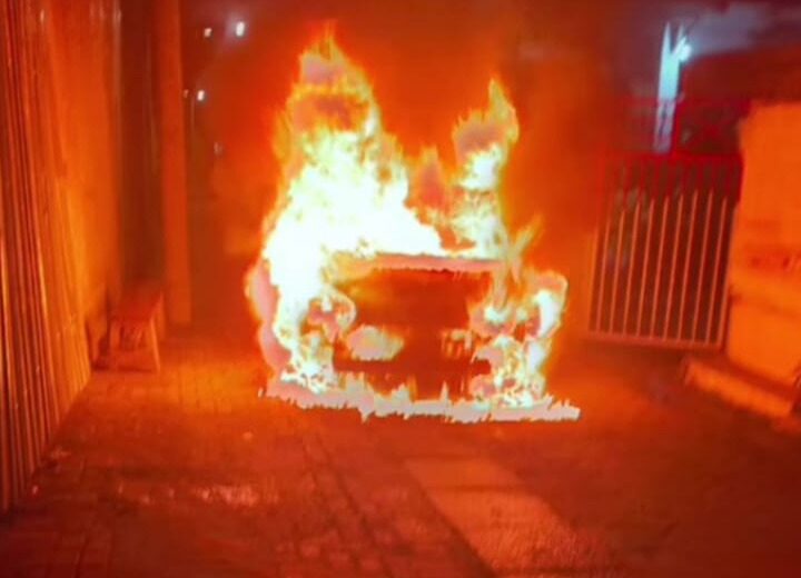 Sebuah mobil terbakar di Bulak Cupat Tmur, Surabaya (call 112/ surabayakabarmetro.com)