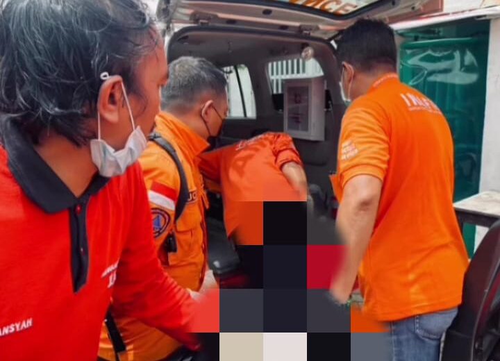 Petugas saat mengevakuasi jenazah pria di Simo, Katrungan Baru, Surabaya (call 112)