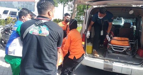 Proses evakuasi pengendara motor yang tewas di Surabaya (call112/ surabayakabarmetro.com)