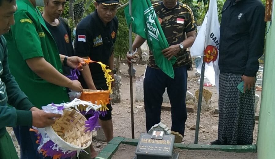 PAC GP Ansor Wonocolo melakukan ziarah makam tokoh Nahdlatul Ulama (NU) untuk sambut Ramadan (istimewa/ surabayakabarmetro.com)