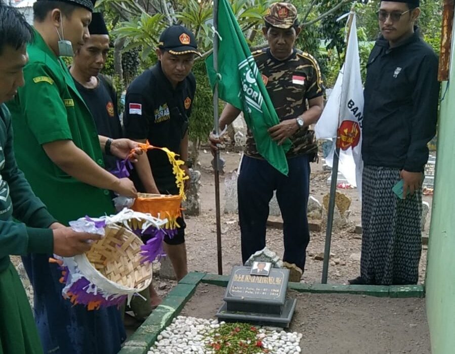 PAC GP Ansor Wonocolo melakukan ziarah makam tokoh Nahdlatul Ulama (NU) untuk sambut Ramadan (istimewa/ surabayakabarmetro.com)