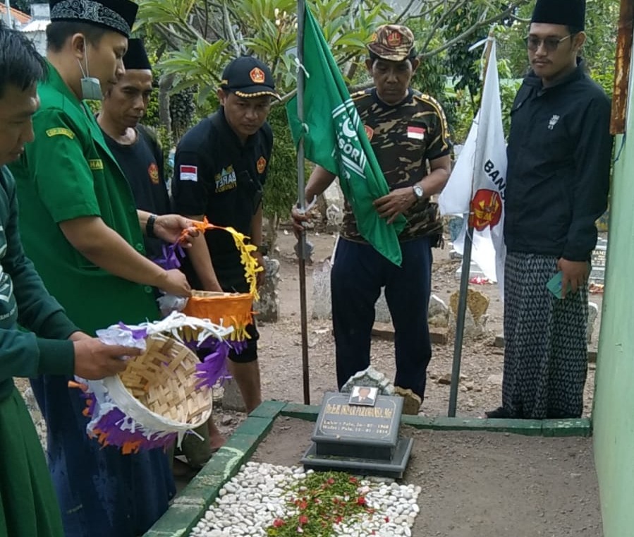 PAC GP Ansor Wonocolo melakukan ziarah makam tokoh Nahdlatul Ulama (NU) untuk sambut Ramadan (istimewa/ surabayakabarmetro.com)