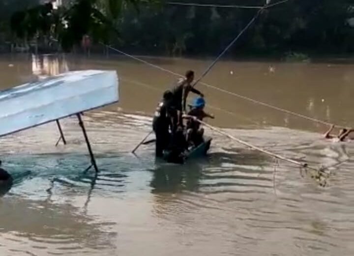 Perahu tambang tenggelam di Kemlaten, Surabaya, Sabtu 25 Maret 2023 (istimewa/ surabayakabarmetro.com)