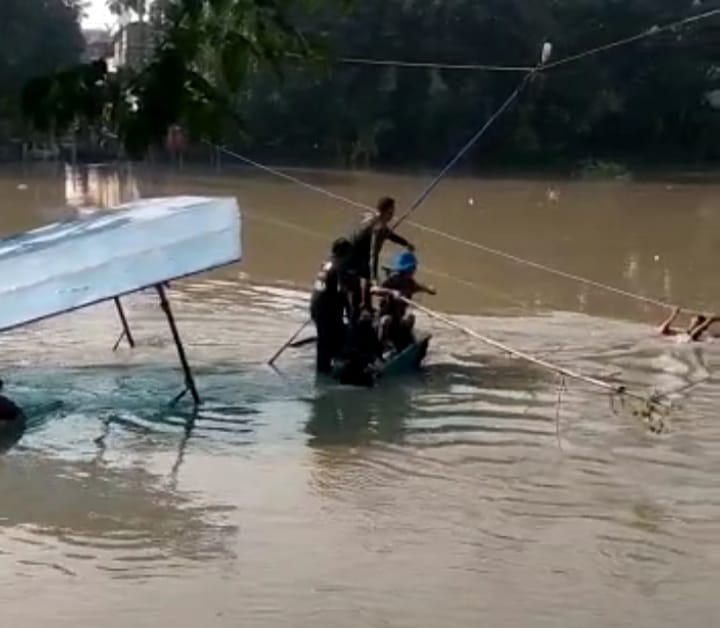 Perahu tambang tenggelam di Kemlaten, Surabaya, Sabtu 25 Maret 2023 (istimewa/ surabayakabarmetro.com)