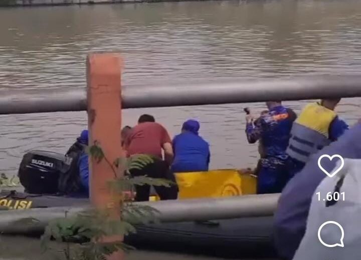 Proses evakuasi korban perahu tambang tenggelam di Surabaya (surabayakabarmetro.com)