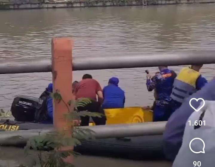 Proses evakuasi korban perahu tambang tenggelam di Surabaya (surabayakabarmetro.com)