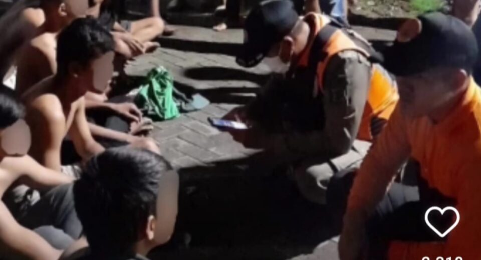 Para remaja yang terlibat perang sarung di Surabaya (call 112)