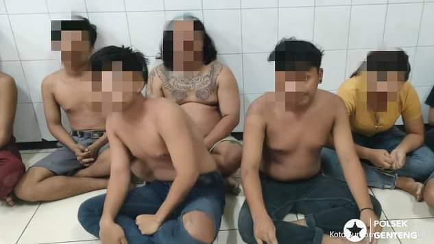 Belasan orang yang terlibat pesta miras di Jalan Jagalan 5, Kelurahan Peneleh, Kecamatan Genteng, Surabaya (surabayakabarmetro.com)