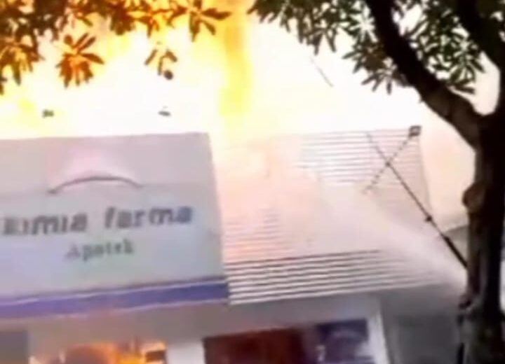 Detik-detik Apotek Kimia Farma di Surabaya terbakar, Rabu 5 April 2023 (Surabayakabarmetro.com)