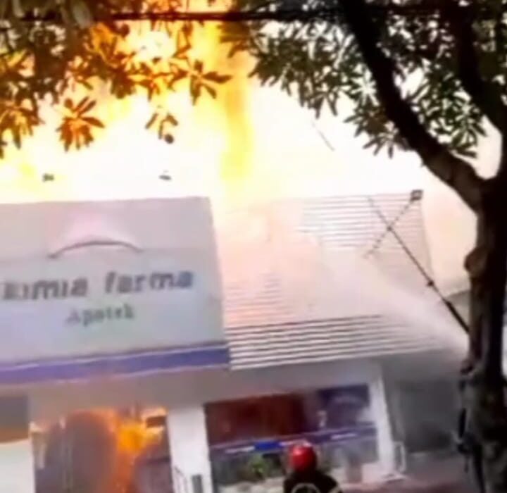 Detik-detik Apotek Kimia Farma di Surabaya terbakar, Rabu 5 April 2023 (Surabayakabarmetro.com)