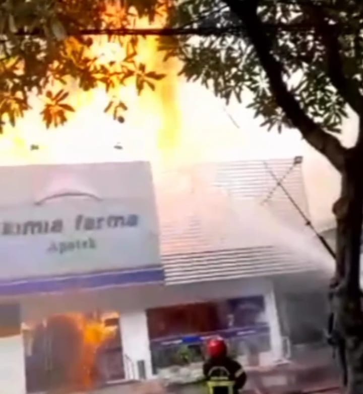 Detik-detik Apotek Kimia Farma di Surabaya terbakar, Rabu 5 April 2023 (Surabayakabarmetro.com)