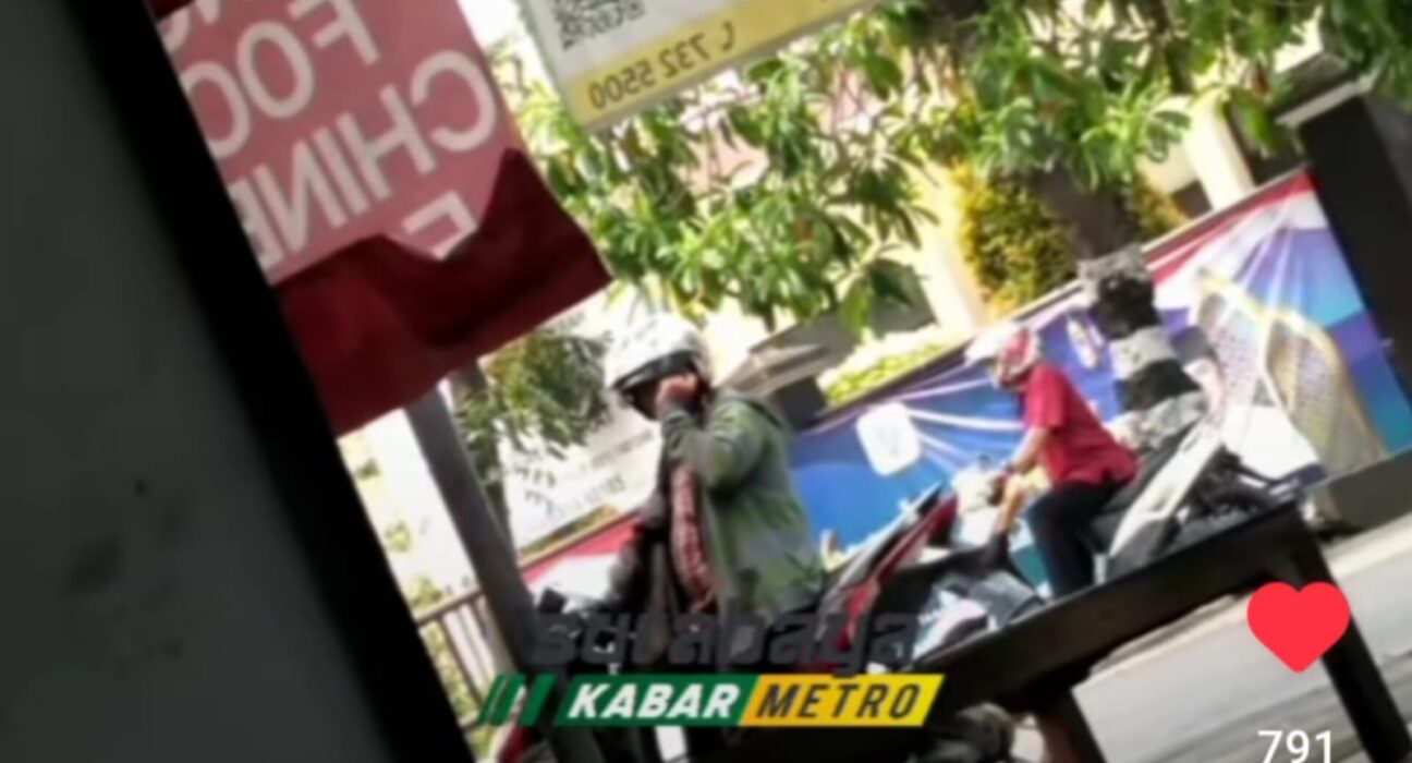 Tangkapan layar video bapak-bapak pamer lato-lato atau pamer alat kelamin di Surabaya (surabayakabarmetro.com)