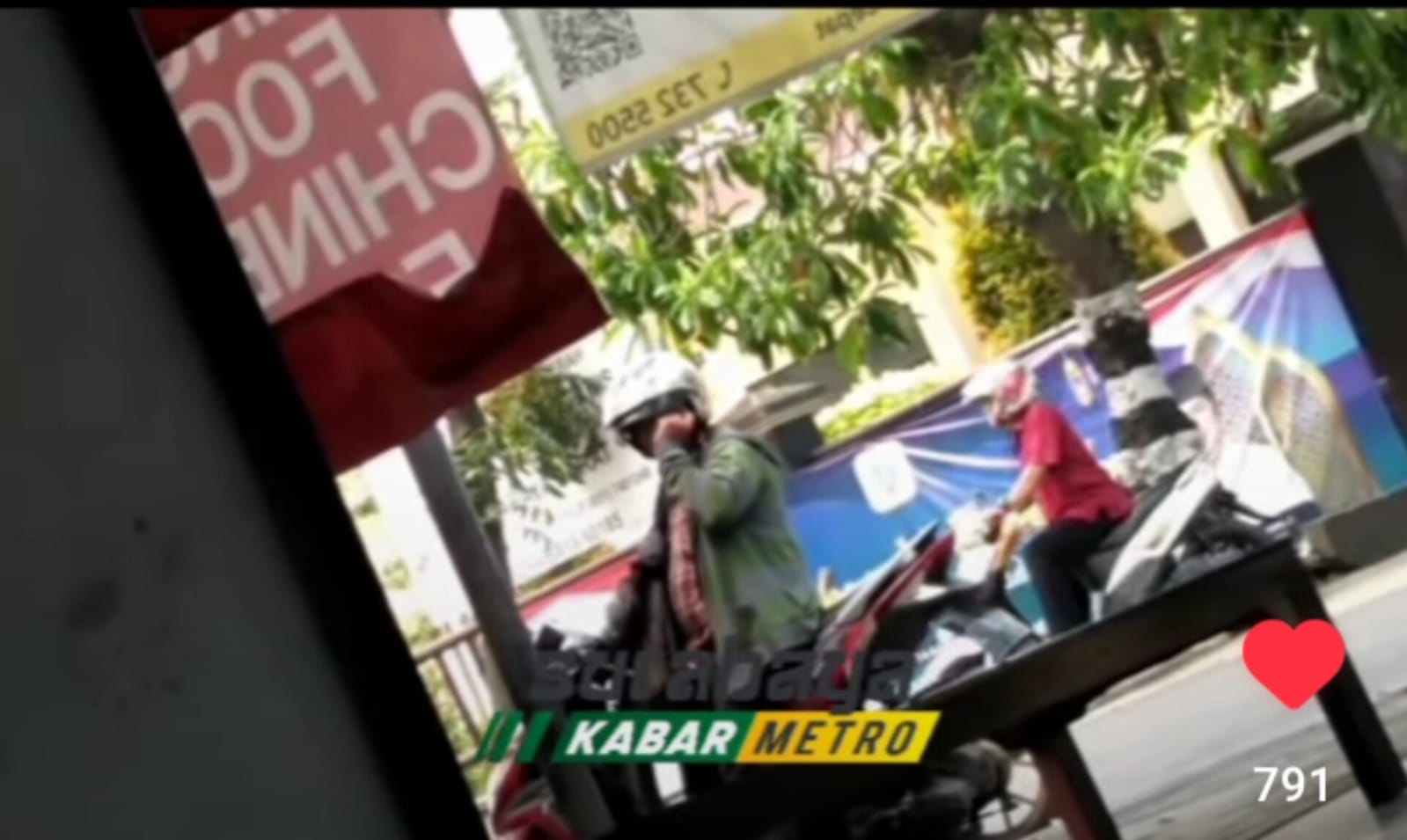 Tangkapan layar video bapak-bapak pamer lato-lato atau pamer alat kelamin di Surabaya (surabayakabarmetro.com)