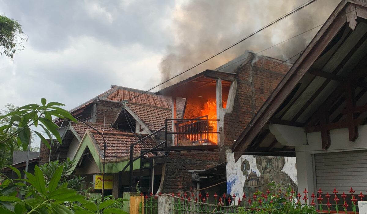 Kebakaran gudang barang online shop di Jalan Dukuh Kaliwaru, Gang Boto, Surabaya, Selasa 11 April 2023 (istimewa/ surabayakabarmetro.com)
