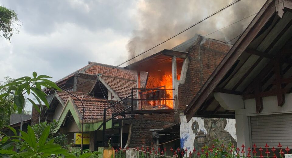 Kebakaran gudang barang online shop di Jalan Dukuh Kaliwaru, Gang Boto, Surabaya, Selasa 11 April 2023 (istimewa/ surabayakabarmetro.com)