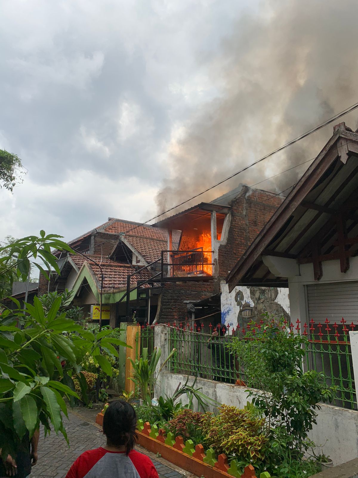 Kebakaran gudang barang online shop di Jalan Dukuh Kaliwaru, Gang Boto, Surabaya, Selasa 11 April 2023 (istimewa/ surabayakabarmetro.com)