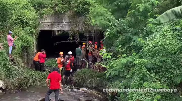 Proses pencarian remaja yang tenggelam di Simo Hilir, Surabaya, Kamis 14 April 2023. (command center 112 Surabaya/ surabayakabarmetro.com)