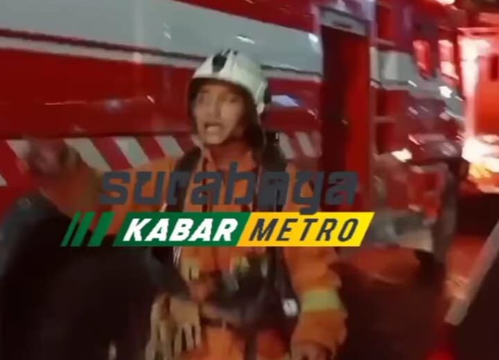 Petugas pemadam kebakaran berusaha memadamka kebakaran di DTC Wonokromo Surabaya, Minggu 16 April 2023 (surabayakabarmetro.com)