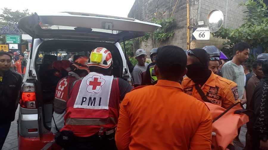 Proses evakuasi jenazah pasutri korban kecelakaan di Kalianak, Surabaya (call112/ surabayakabarmetro.com)