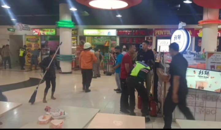 Suasana kebakaran di stand makanan area food court Royal Plaza Surabaya (call112/ surabayakabarmetro.com)