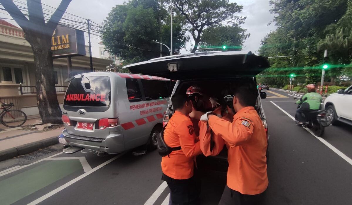 Proses evakuasi korban kecelakaan di Jalan Raya Darmo, Surabaya (istimewa/ surabayakabarmetro.com)