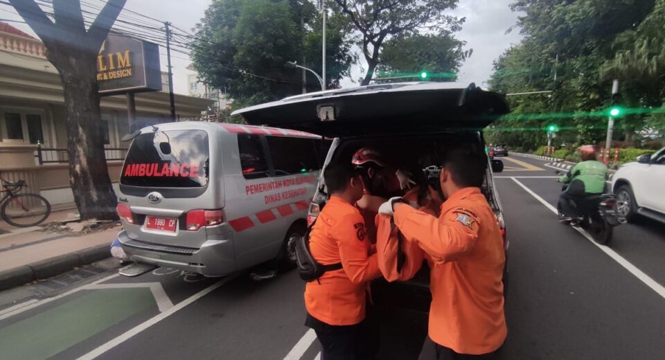 Proses evakuasi korban kecelakaan di Jalan Raya Darmo, Surabaya (istimewa/ surabayakabarmetro.com)