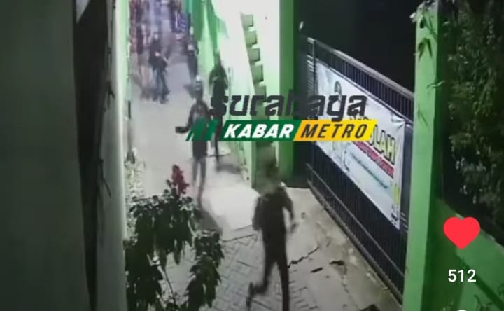 Tangkapan layar video detik-detik aksi tawuran di Mojo, Gubeng, Surabaya, Rabu 10 5 Mei 2023 dini hari (istimewa/ surabayakabarmetro.com)