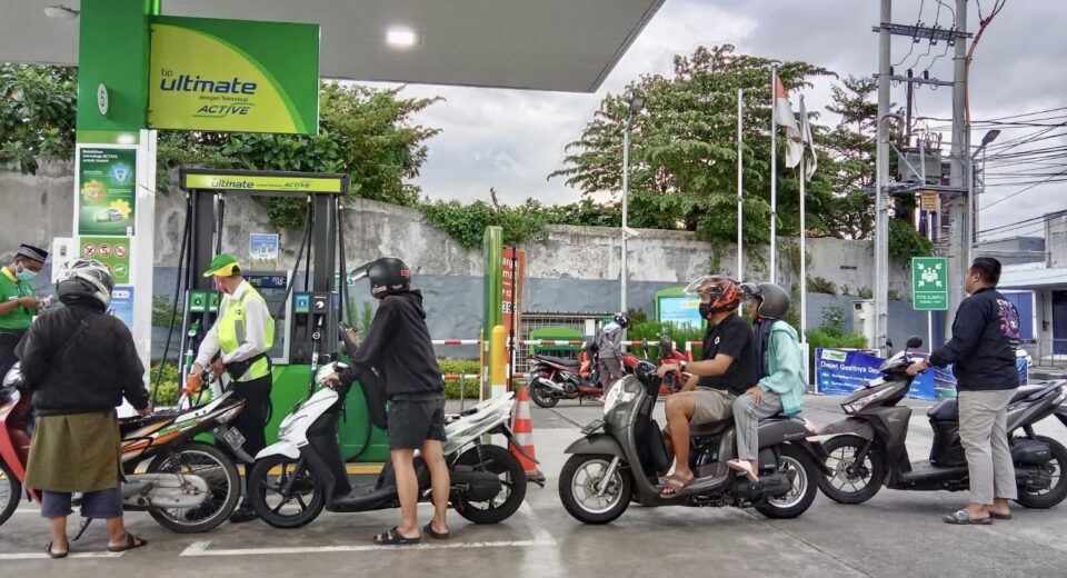 Suasana antrean pembelian bahan bakar di SPBU BP-AKR (istimewa/ surabayakabarmetro.com)