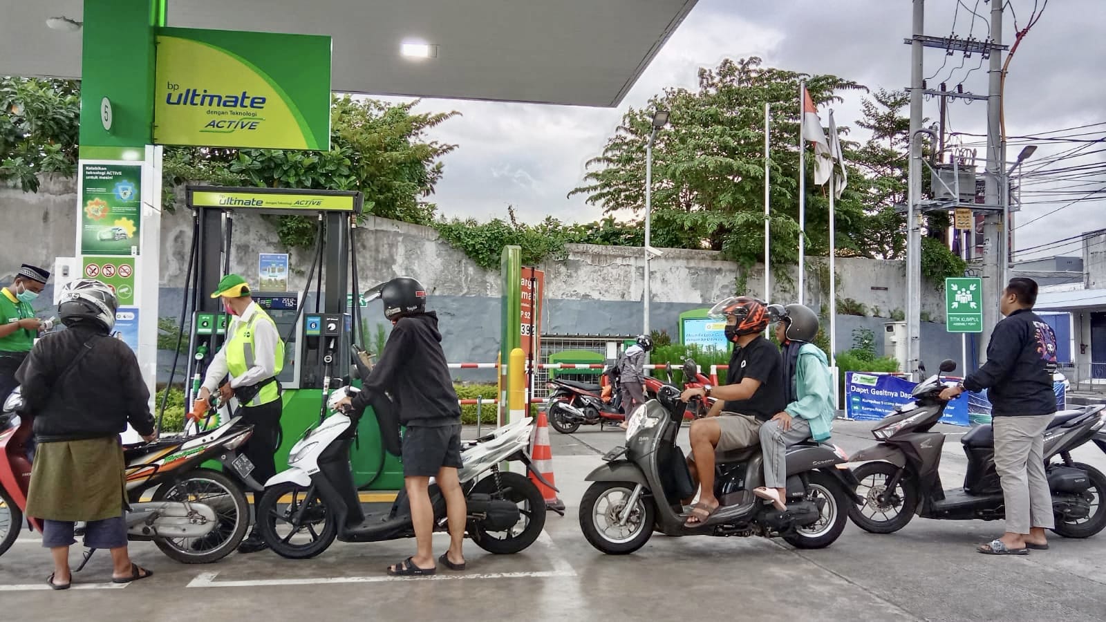 Suasana antrean pembelian bahan bakar di SPBU BP-AKR (istimewa/ surabayakabarmetro.com)