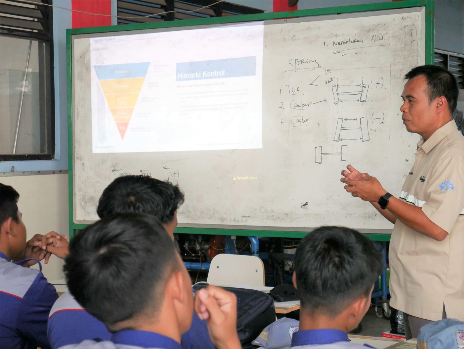 Kunjungan Cargill ke SMKN 1 Gempol, Pandaan, Pasuruan untuk edukasi keselamatan kerja (istimewa/ surabayakabarmetro.com)