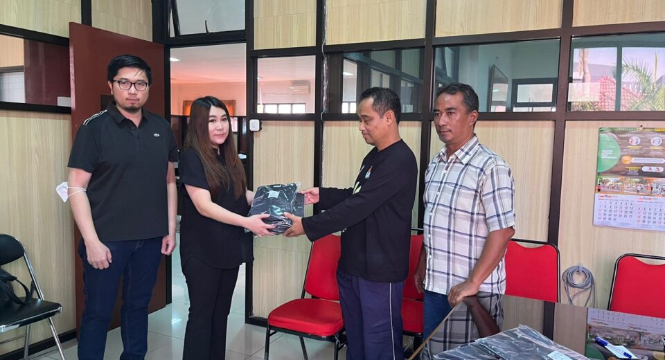 Natalia Soetjipto bersama perwakilan Pemkot Surabaya di Kecamatan Wiyung (istimewa/ suabayakabarmetro.com)