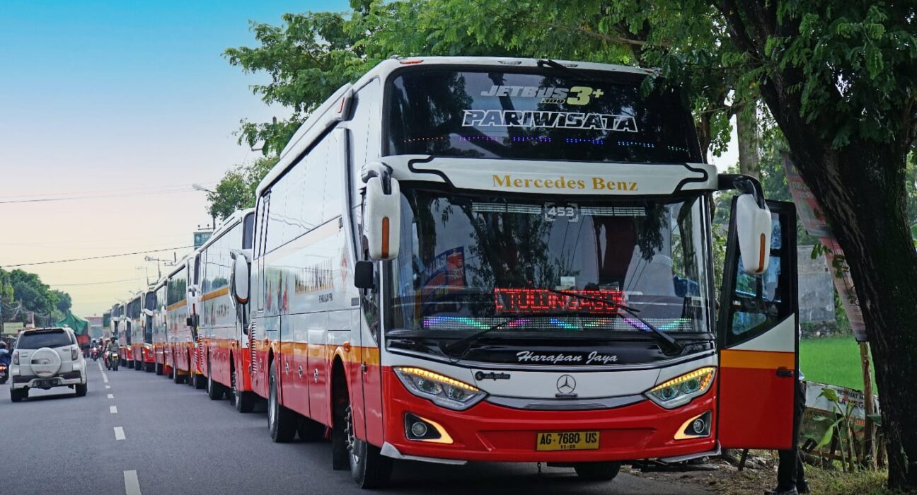 Bus Harapan Jaya memberikan fasilitas terbaik untuk para calon jemaah haji (istimewa/ surabayakabarmetro.com)