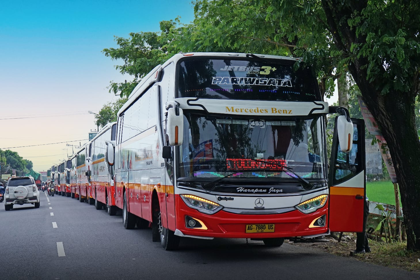 Bus Harapan Jaya memberikan fasilitas terbaik untuk para calon jemaah haji (istimewa/ surabayakabarmetro.com)