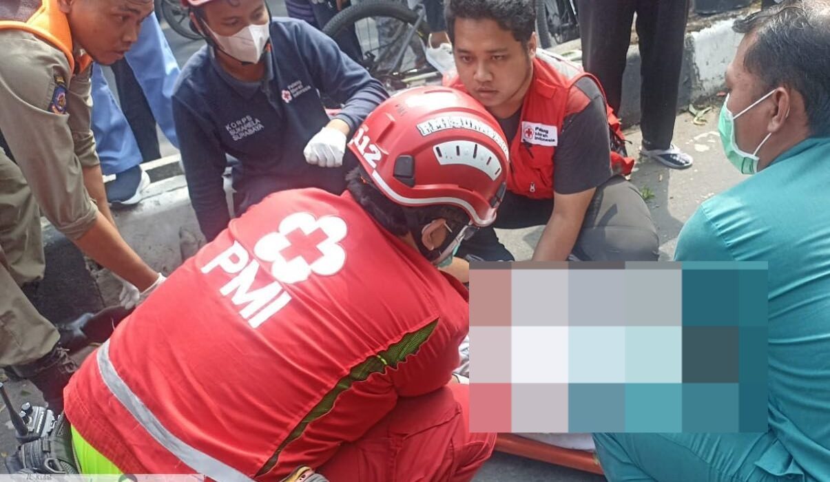 Proses evakuasi pelajar korban kecelakaan di Jalan Lapangan Dharmahusada Surabaya (istimewa. surabayakabarmetro.com)