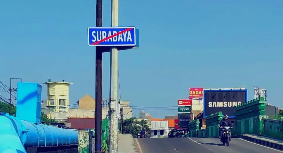 Satu di antara rambu Surabaya coret di perbatasan Karangpilang-Sepanjang (Instagram Arishamdika)