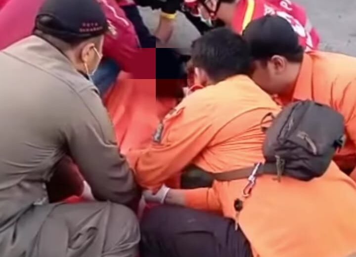 Proses evakuasi jenazah korban kecelakaan di Tambak Langon, Surabaya (istimewa/ surabayakabarmetro.com)