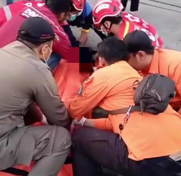 Proses evakuasi jenazah korban kecelakaan di Tambak Langon, Surabaya (istimewa/ surabayakabarmetro.com)