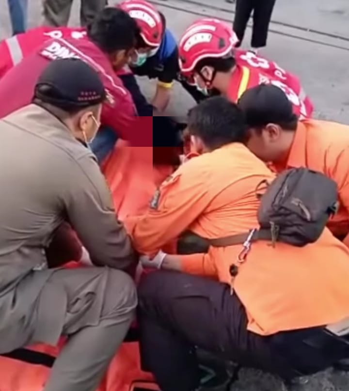 Proses evakuasi jenazah korban kecelakaan di Tambak Langon, Surabaya (istimewa/ surabayakabarmetro.com)