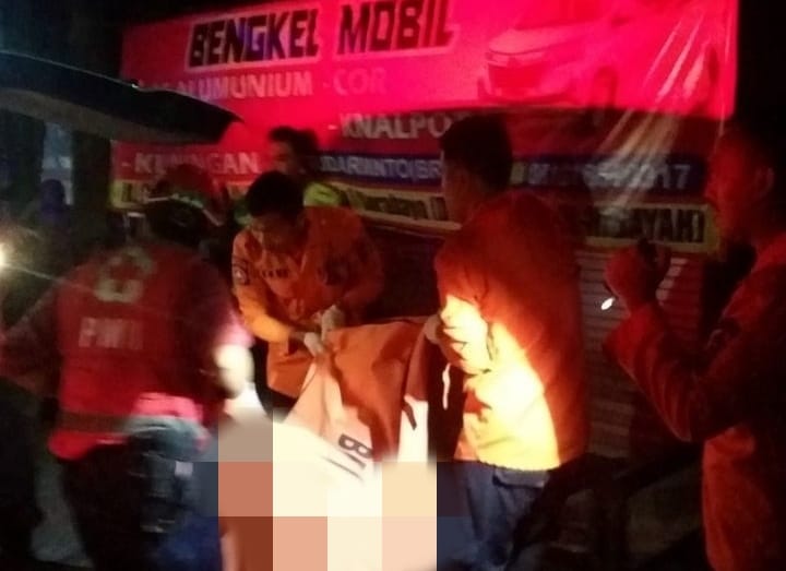 Petugas mengevakuasi pengendara motor korban kecelakaan di Jalan Raya Mastrip, Surabaya (istimewa/ surabayakabarmetro.com)