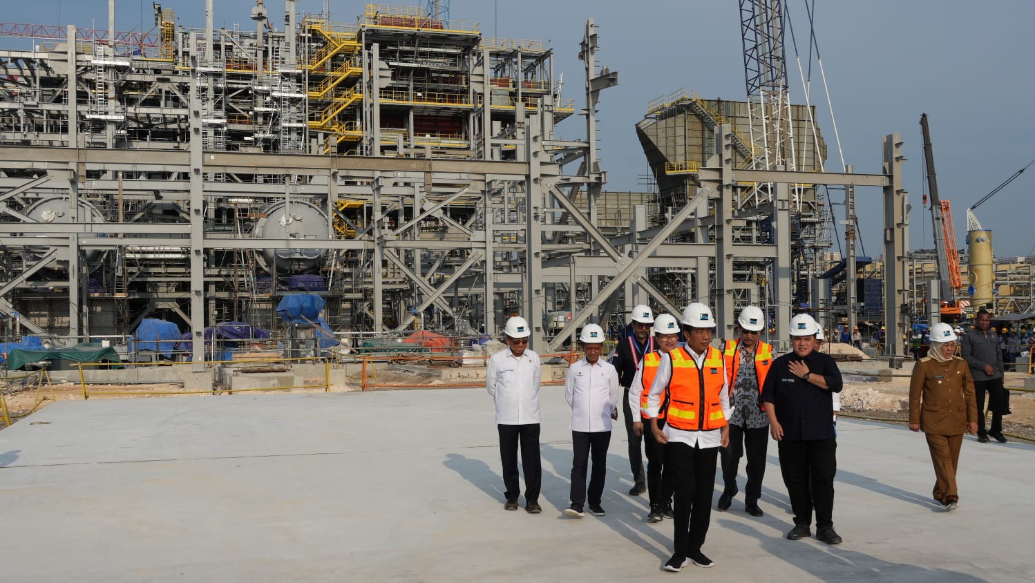 Jokowi saat mengunjungi smelter Freeport di Gresik (istimewa/ surabayakarmetro.com)