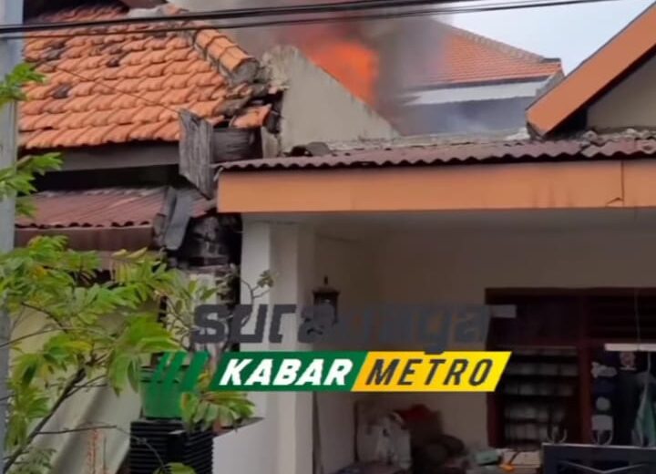 Kebakaran rumah di Karangrejo Sawah, Surabaya (istimewa/ surabayakabarmetro.com)