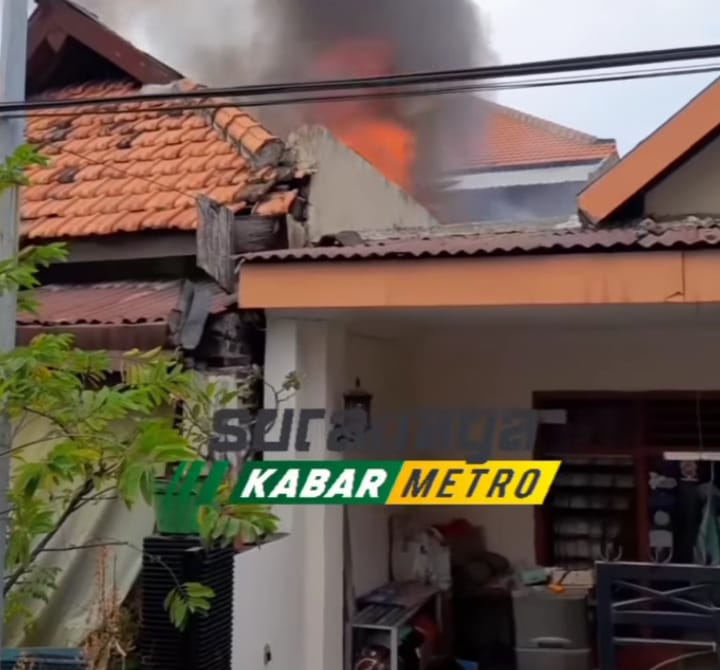 Kebakaran rumah di Karangrejo Sawah, Surabaya (istimewa/ surabayakabarmetro.com)