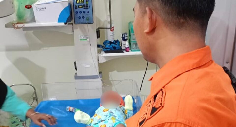 Bayi yang ditinggalkan orang tuanya di Balongsari, Surabaya (call 112/ surabayakabarmetro.com)