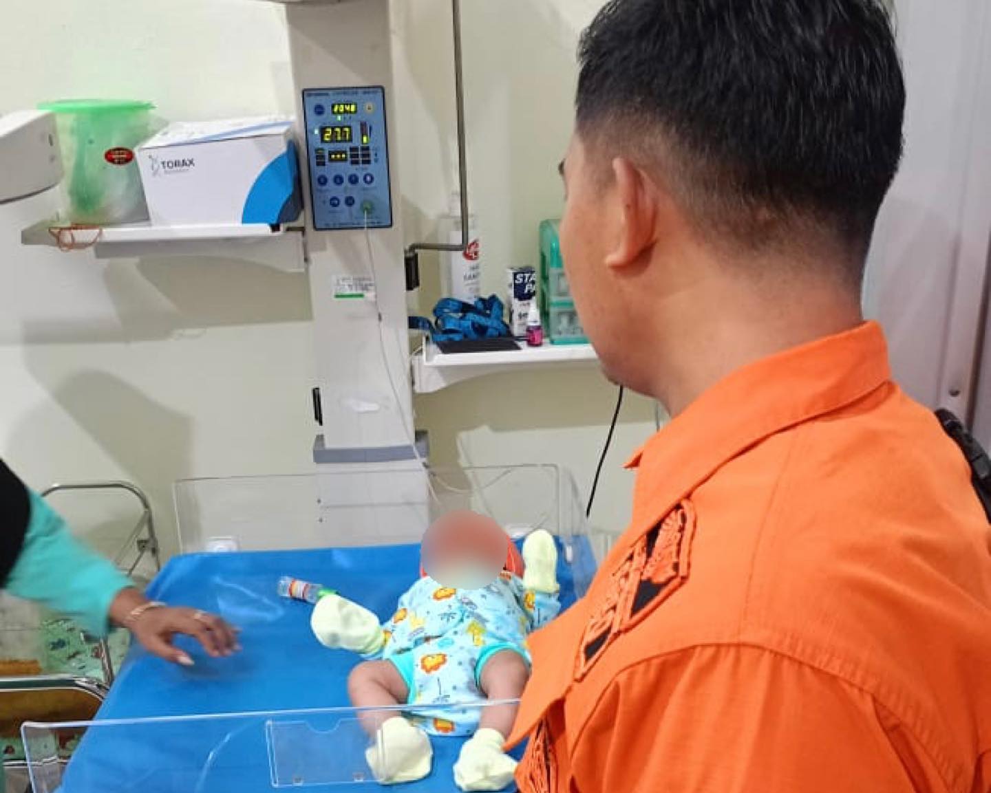 Bayi yang ditinggalkan orang tuanya di Balongsari, Surabaya (call 112/ surabayakabarmetro.com)