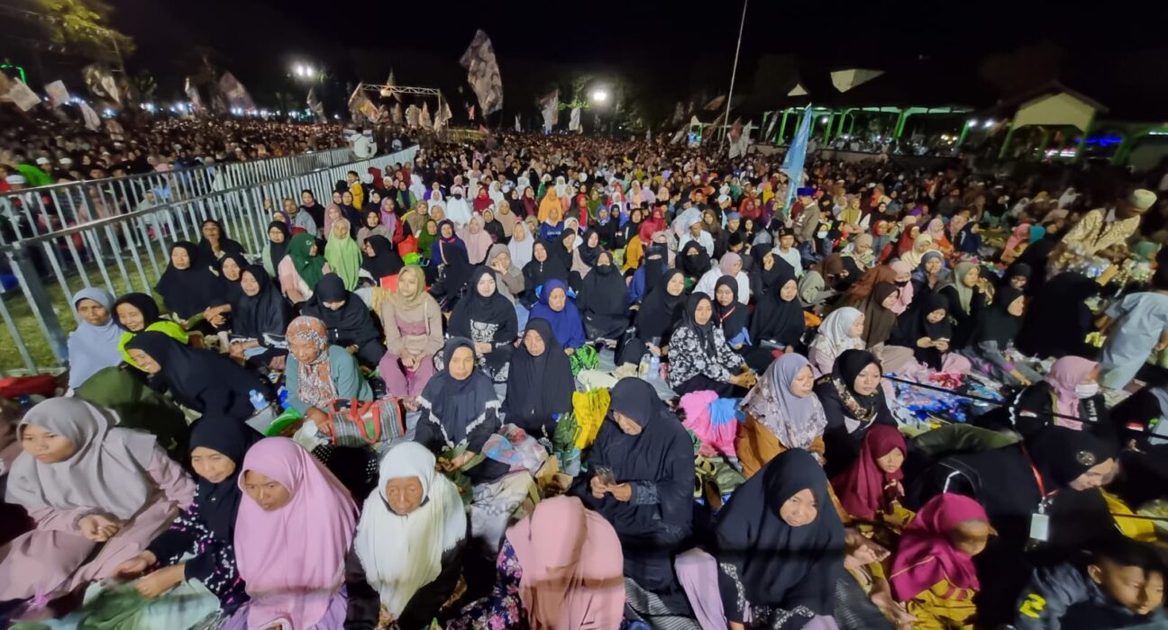 Suasana Tabligh Akbar dan Munajat Kebangsaan di Alun-alun Ki Ronggo, Bondowoso (istimewa/ surabayakabarmetro.com)