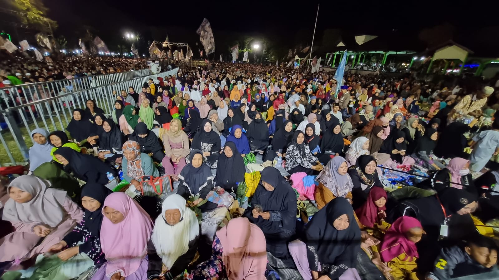 Suasana Tabligh Akbar dan Munajat Kebangsaan di Alun-alun Ki Ronggo, Bondowoso (istimewa/ surabayakabarmetro.com)